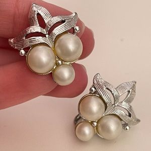 Vintage 40’s STAR Faux Pearl Regency Preppy Classic Coquette Screw Back Earrings